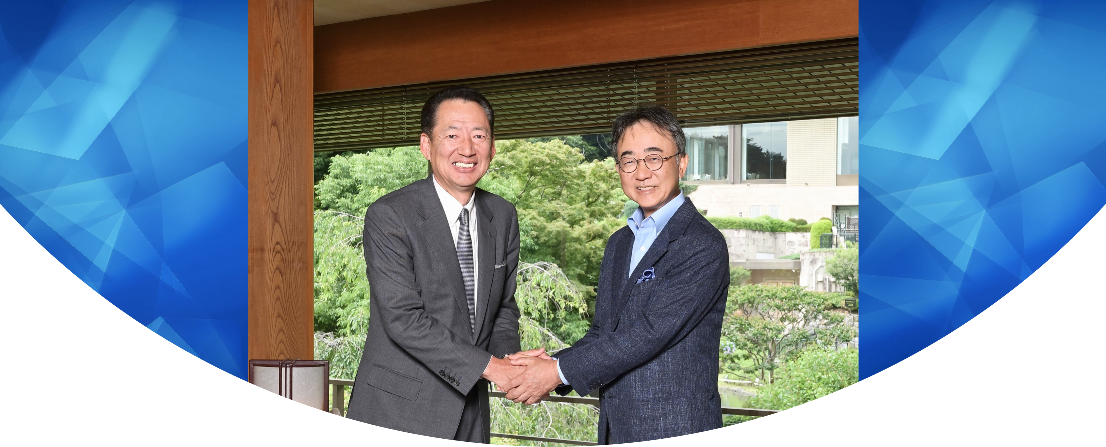 握手を交わす池井戸氏と山下社長