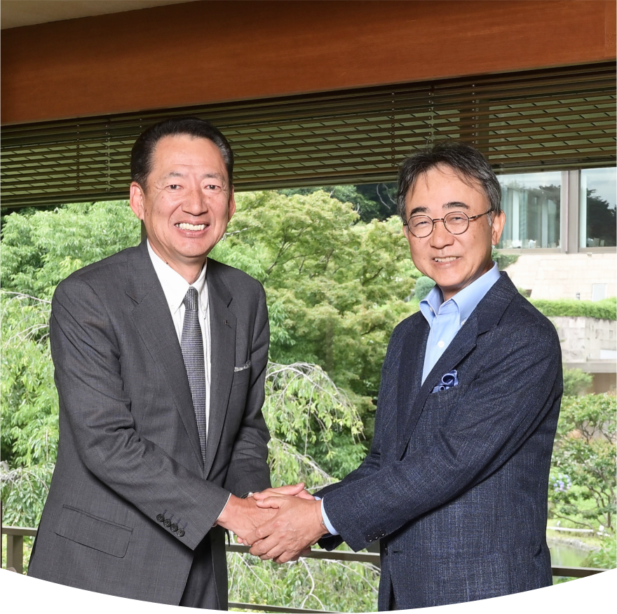 握手を交わす池井戸氏と山下社長